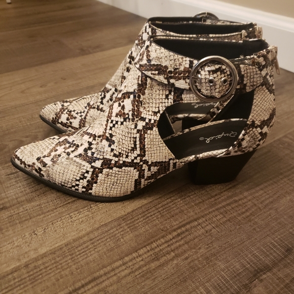 Mystique-54X Ivory Brown Snake Booties - Picture 2 of 5